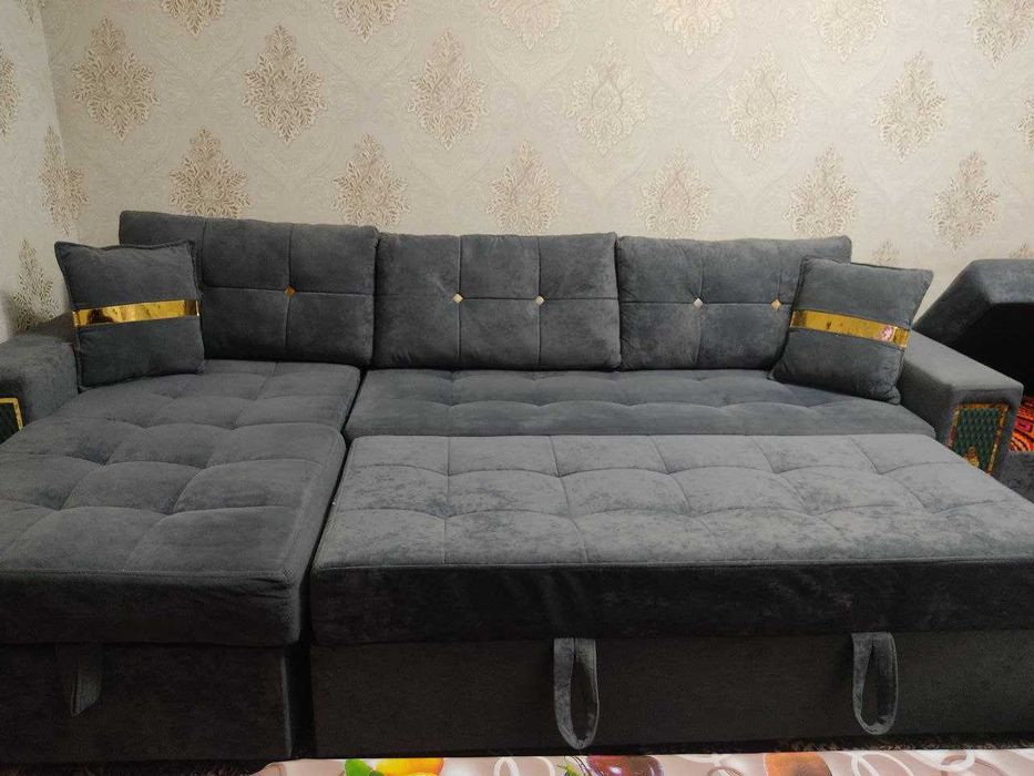 Диван угловой, раскладной в комплекте с сундуком для белья.