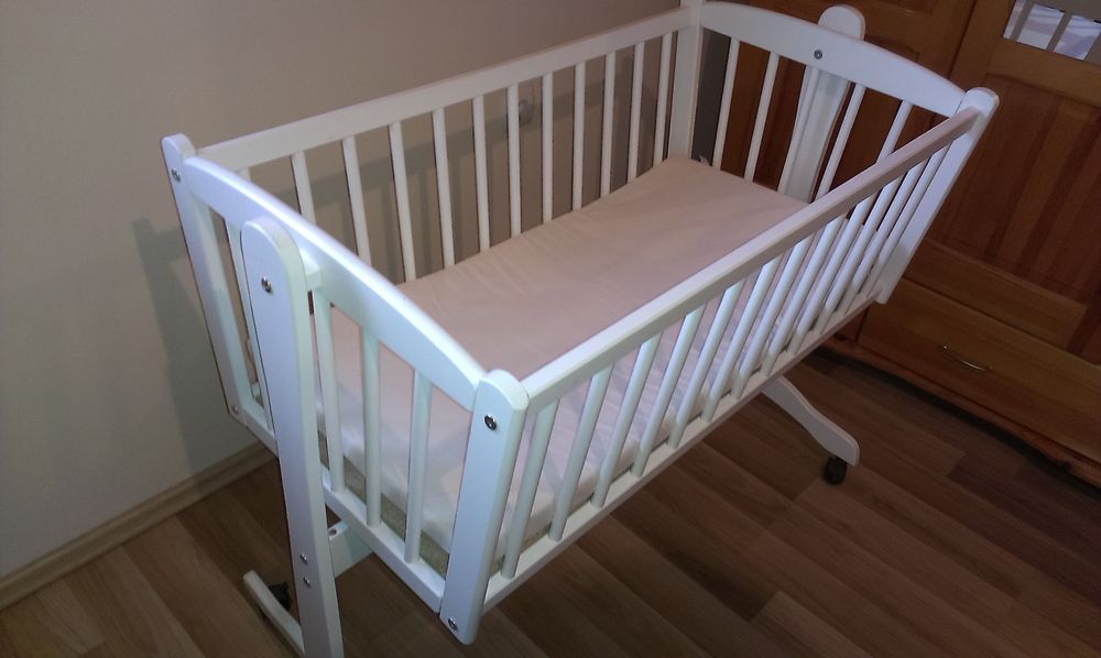 Дървено креватче люлка