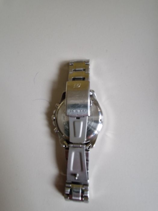 Часы Касио совершенно новые.