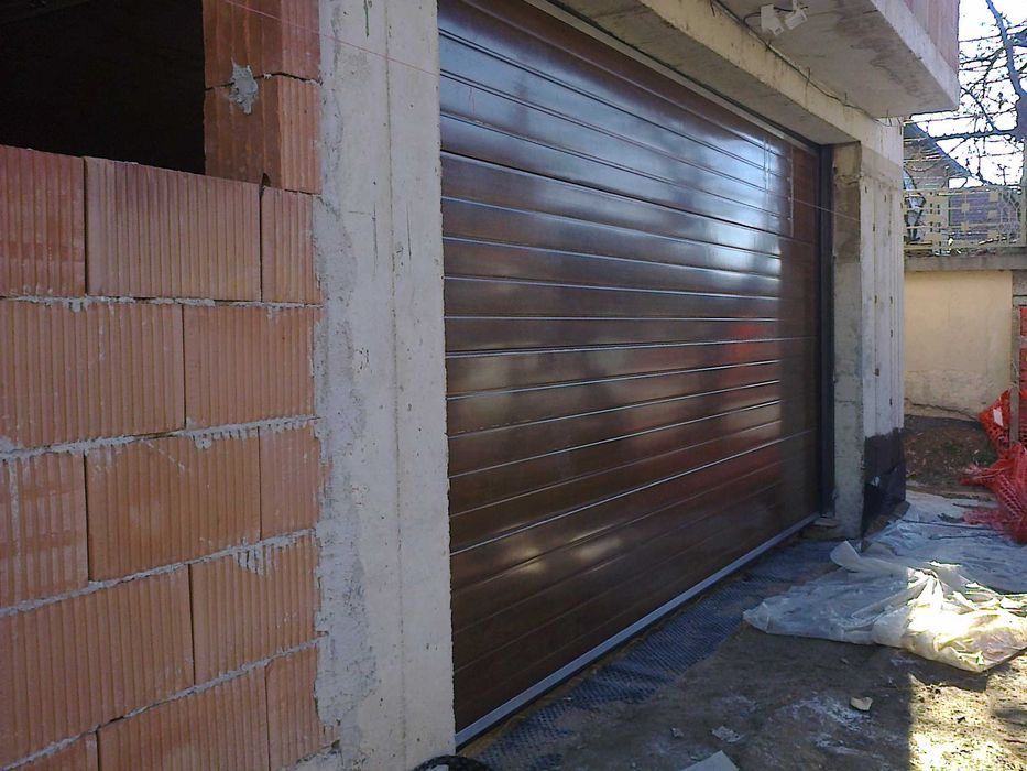 Секционни гаражни врати