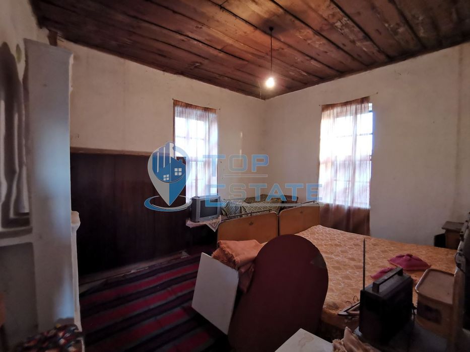 Двуетажна къща с шест стаи и вътрешна баня с тоалетна в село Беброво