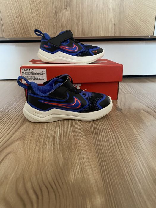 Обувки и маратонки NIKE