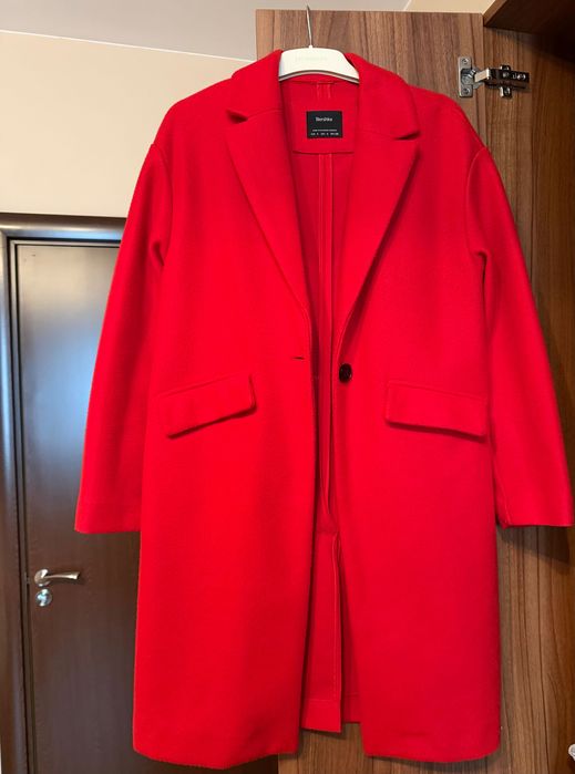 Червено палто Bershka