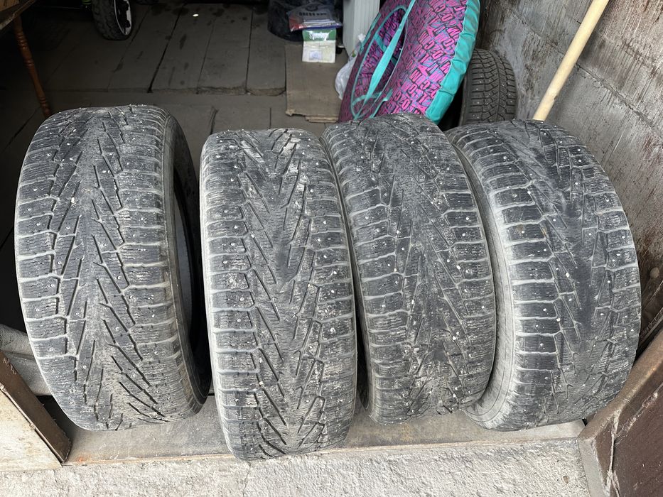 Шины шипованные, б/у, размер 285/60R18