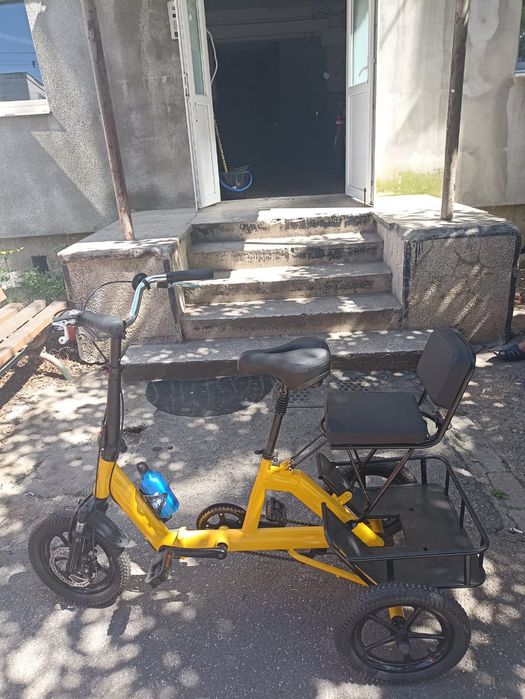 Vând tricicleta cu 3 roti