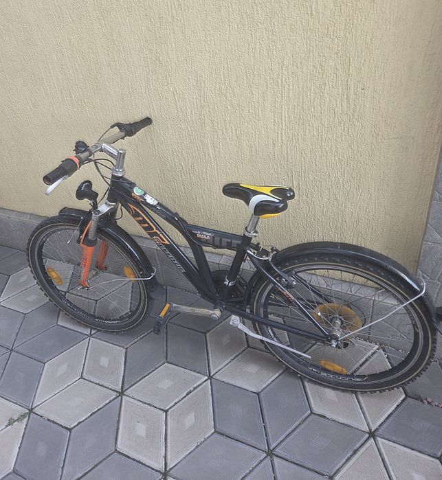 Bicicletă MTB neagră cu suspensie, stare bună