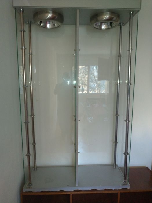 Vitrina de sticlă si oglinzi  cu structura metalica