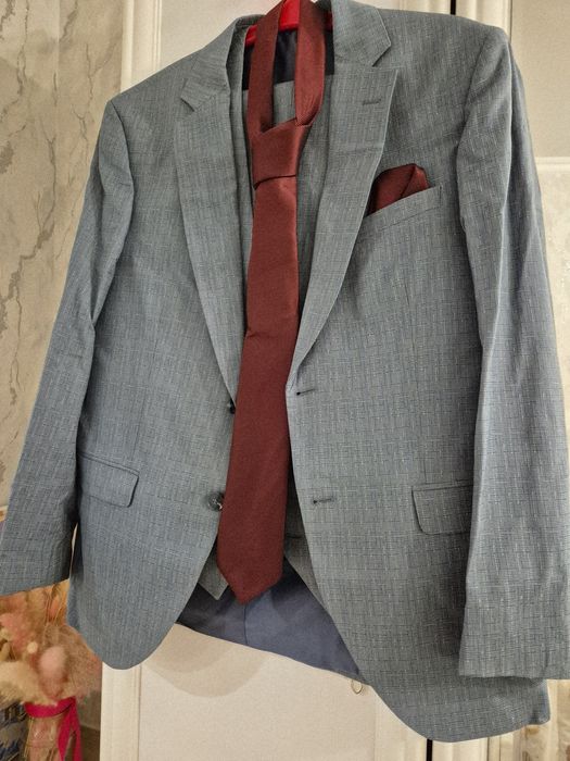 Два мужских костюма