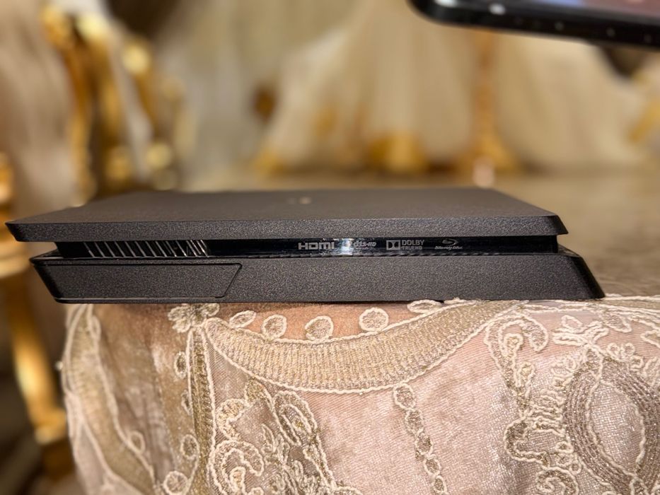 Продам PlayStation 4 Slim 1TB