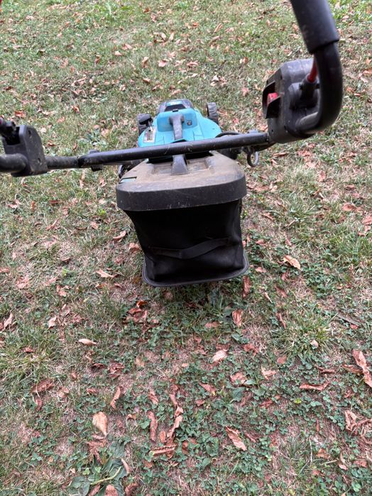 Vând mașină de tuns gazon Makita