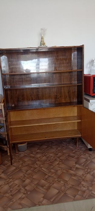 Старый школьный шкаф