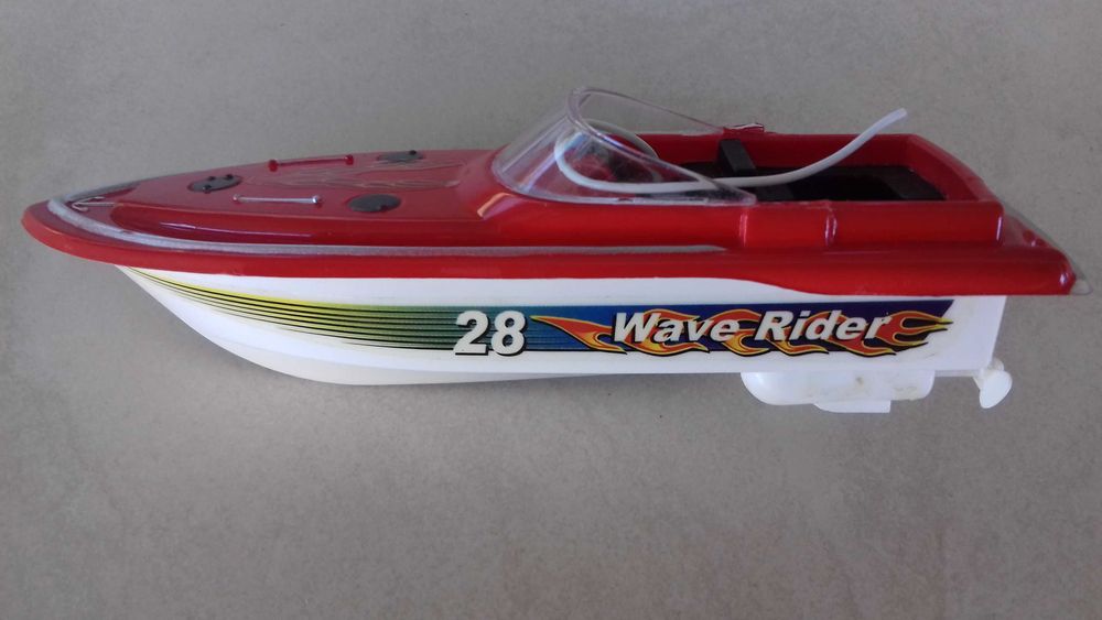 Ретро радиоуправляема лодка