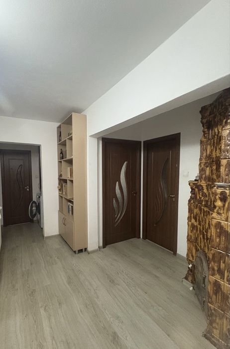 Vând apartament 4 camere + garaj la demisol