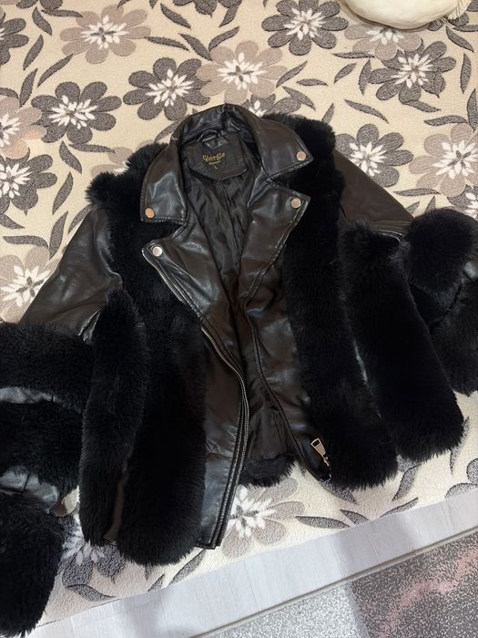 Черно яке с пух носено е има малко пукнатини отгоре в яката