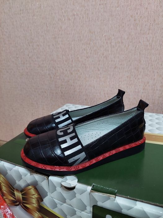 Продам новые туфли для девочки