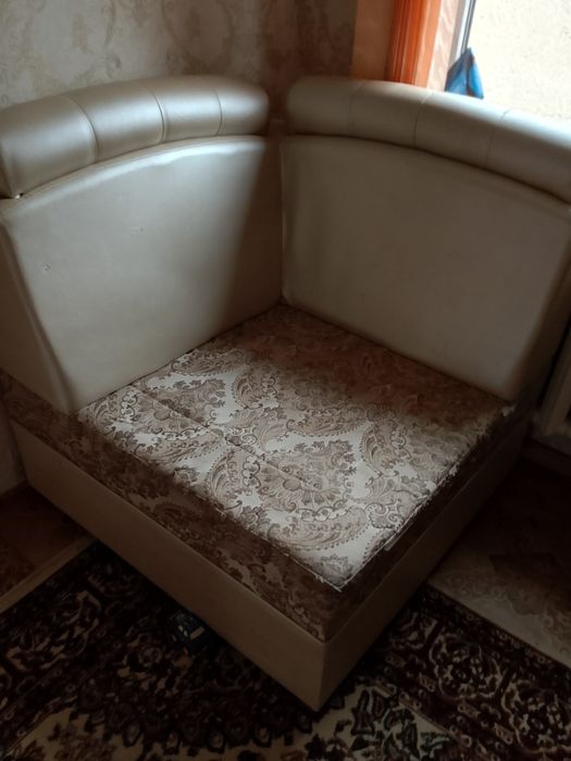 Срочно продам диван с подушками!!