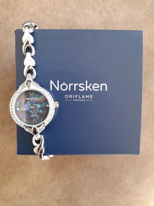 Дамски елегантен сребрист часовник