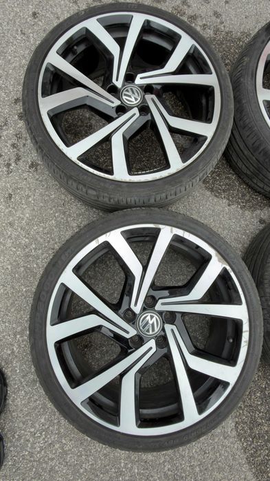 Продавам джанти GENUINE VOLKSWAGEN GOLF GTI BRESCIA 19" ( гумите са подарък ! )