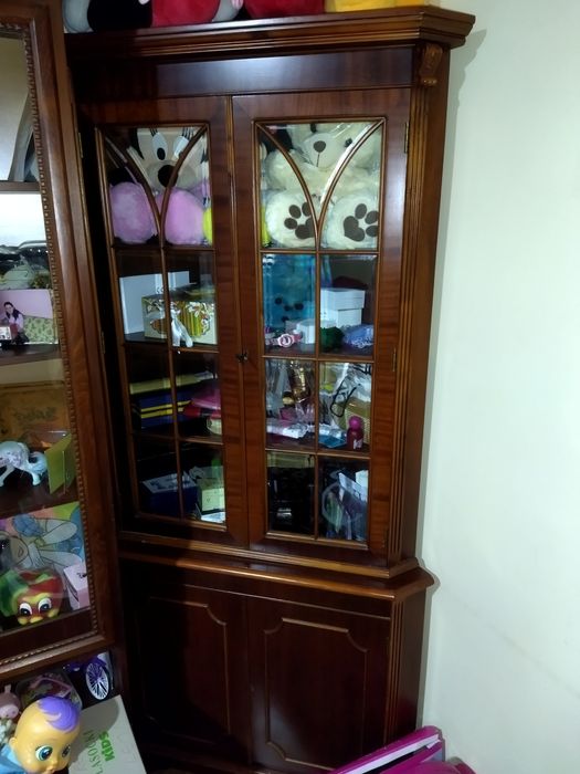 Vând vitrina de colt vintage cu 2 usi din mahon