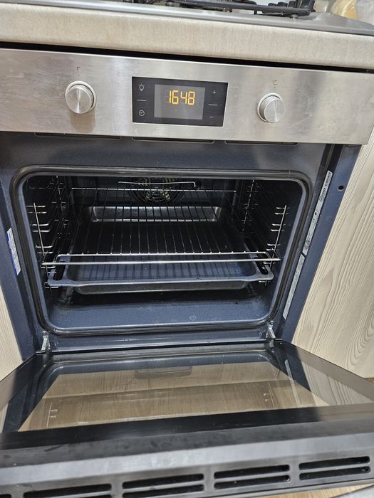 Продам духовку Indesit
