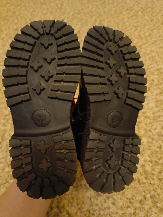 Продам ботинки на девочку осень-весна