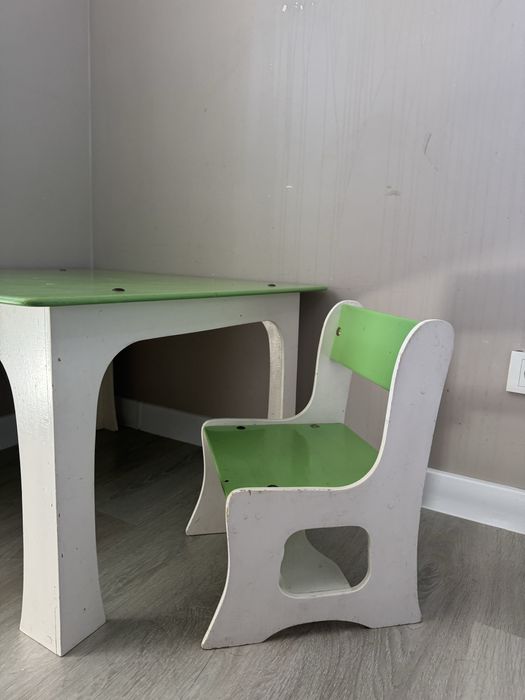 Продам детский стол со стулом
