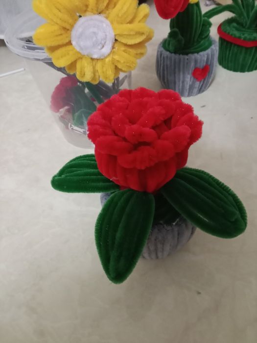 Stol ustiga dekor: Momiq simdan yasalgan gultuvakli gul