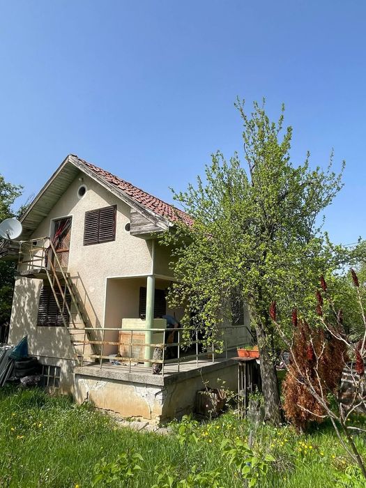 Продавам вила във Врачанските лозя