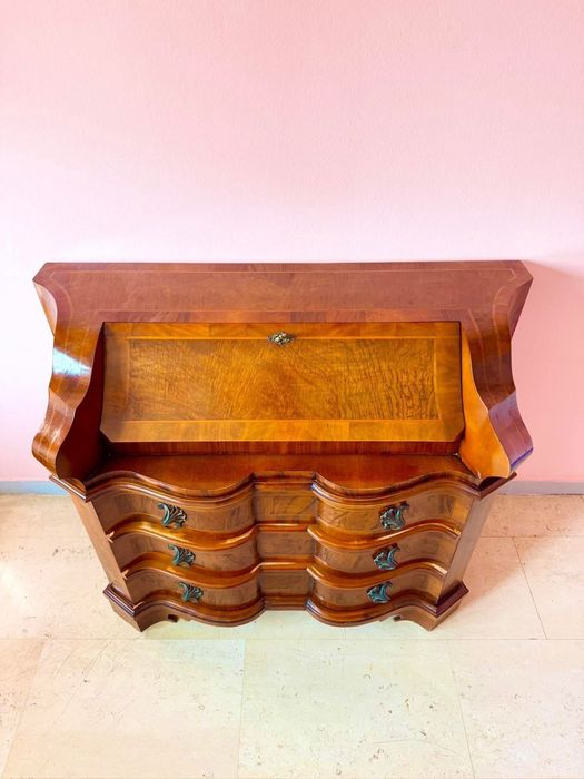 Ribaltă / secretaire veche, import italía, realizată în stil clasic, píesă de atelier. Front bombat, furnir natural, interior cu sertărașe