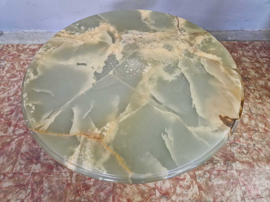 Кръгла холна маса с плот от полускъпоценен камък оникс