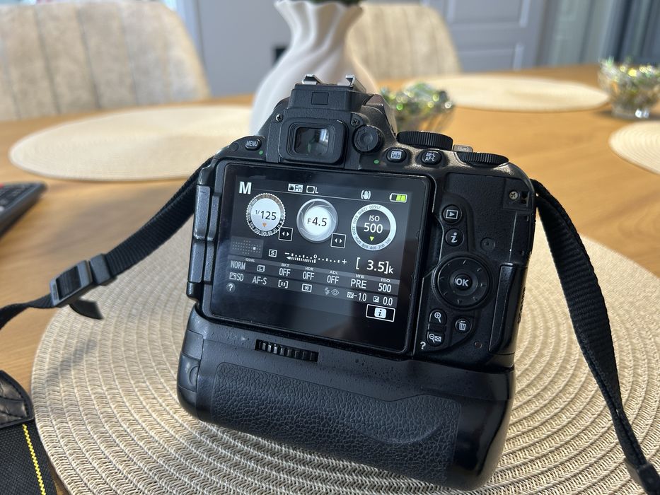 Фотоапарат NIKON D5500 + 2 обектива + светкавица + пълен комплект