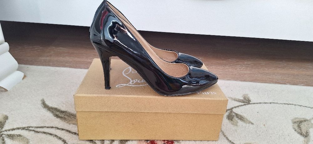 Лаковые туфли Christian Louboutin