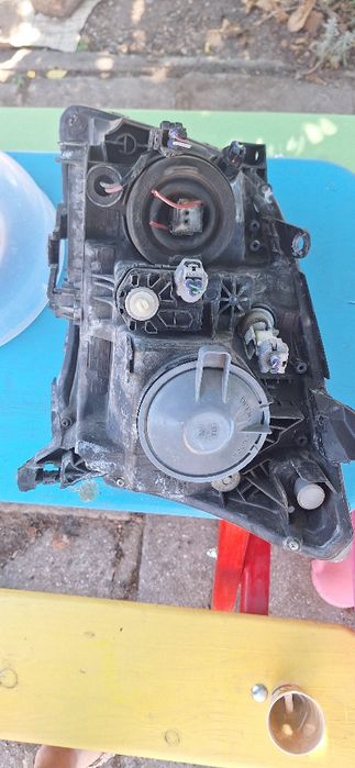 Тойота авенсис десен фар