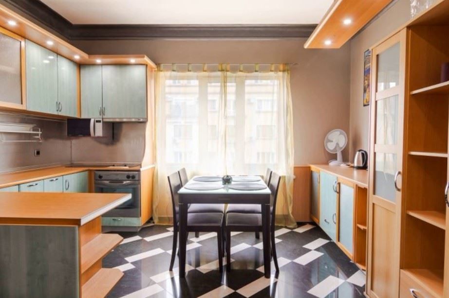 Дава се под наем Тристаен апартамент в София, Център - 72 кв.м за 1095.99 € - Снимка #1