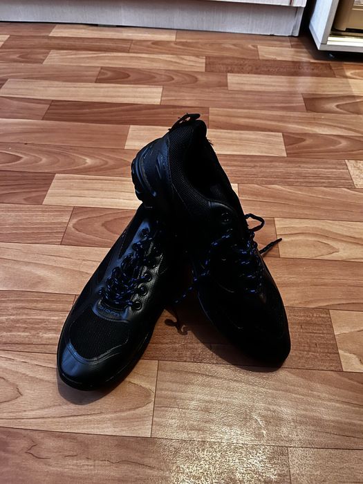 Продам новые кроссовки