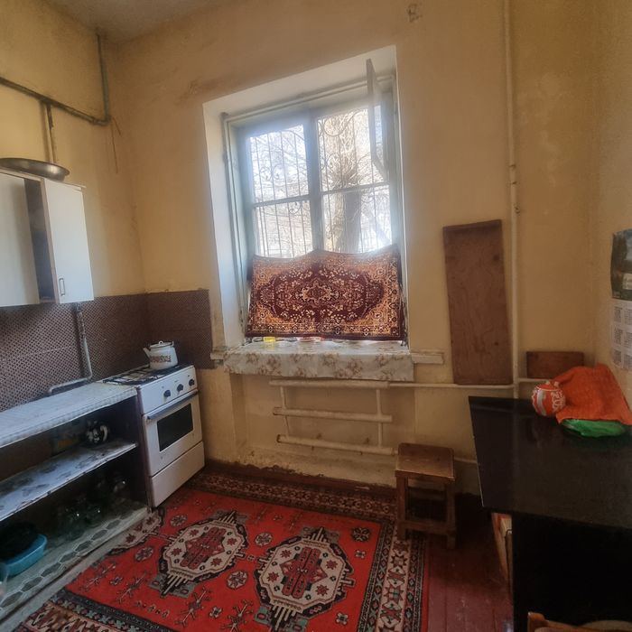 2×комнатная кв, на первом этаже на космосе поворот асал. Дом кирпичный