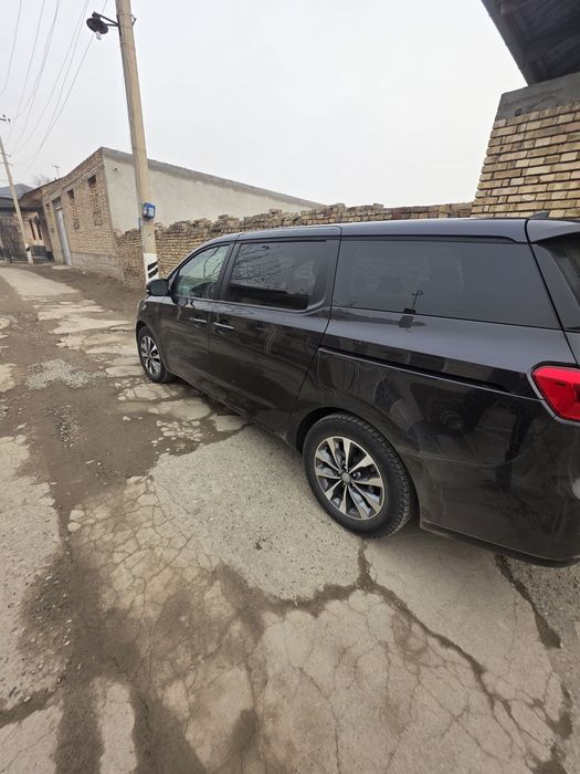 Kia Karnival 8 mestali