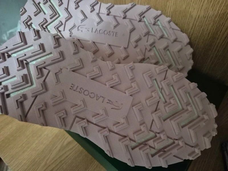 Adidași Lacoste noi cu eticheta