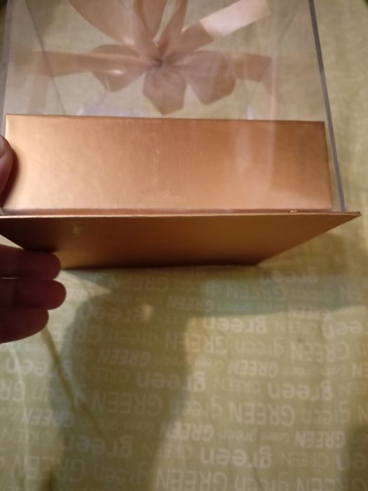 Подарочная коробка и новогодние игрушки