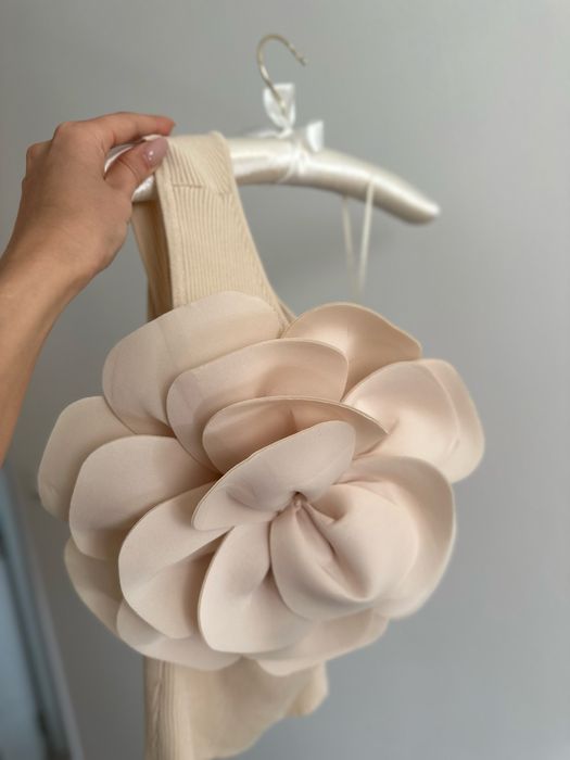 Топ/потник с детайл цвете