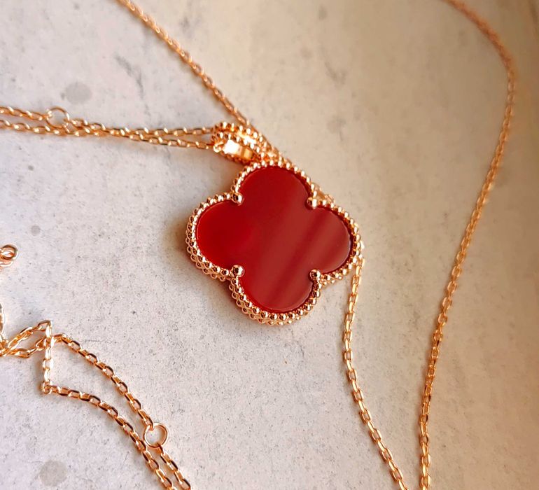 Дълго дамско колие с голяма детелина от червен карнелин, Van Cleef VCA