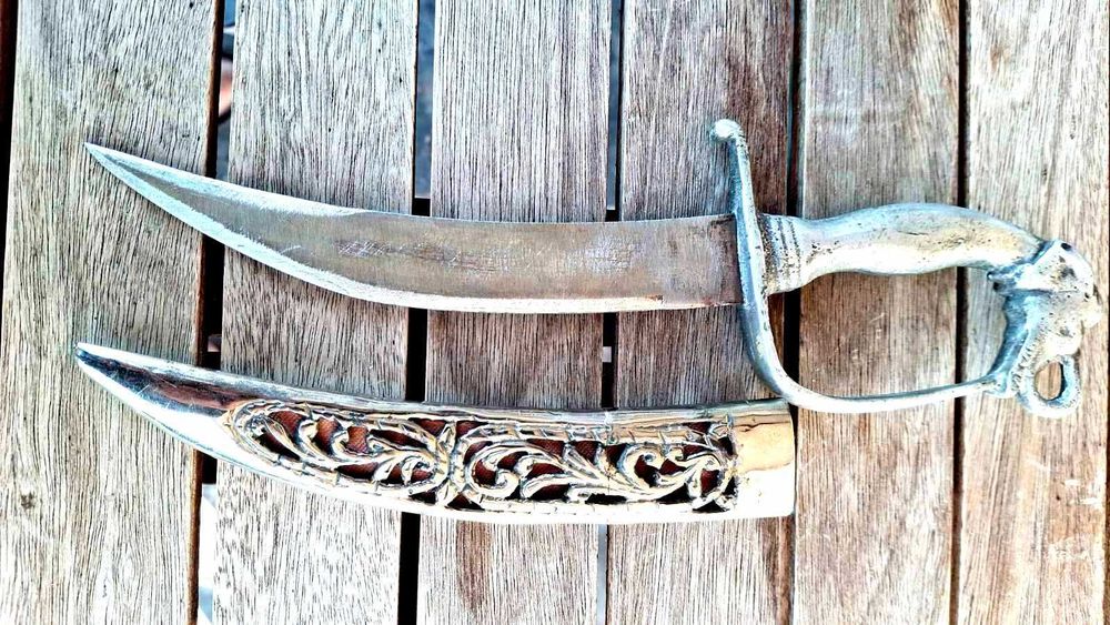 Индийска кавалерийска сабя и Античен арабски кинжал