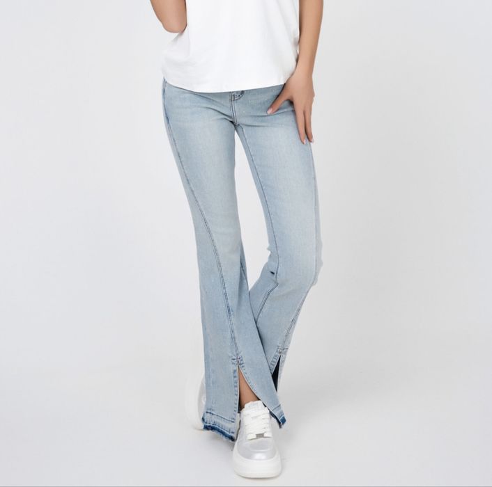 Светли дънки с камъни