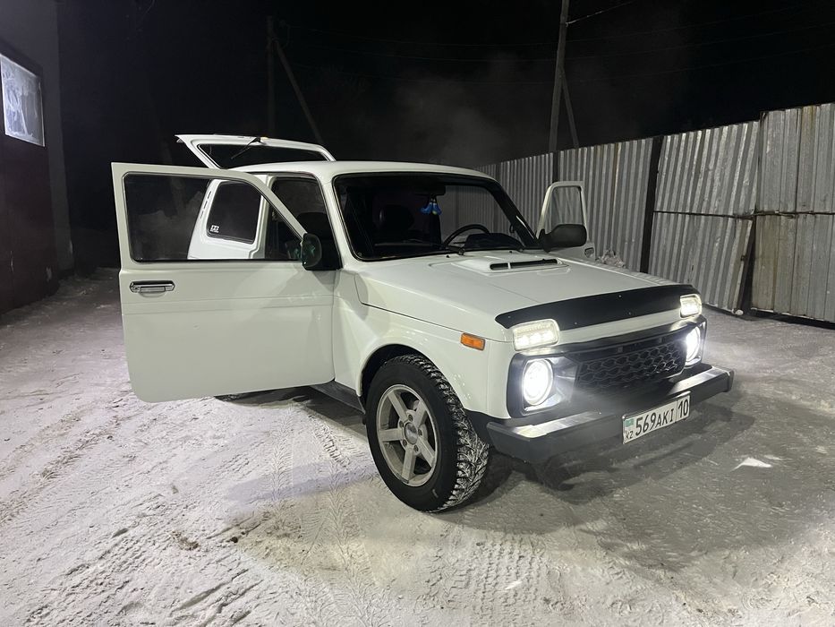 Машина Нива 4x4 2012г