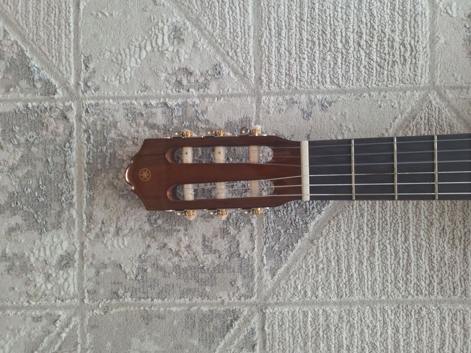 Продам гитару Гитара классическая Yamaha C40 Natural
