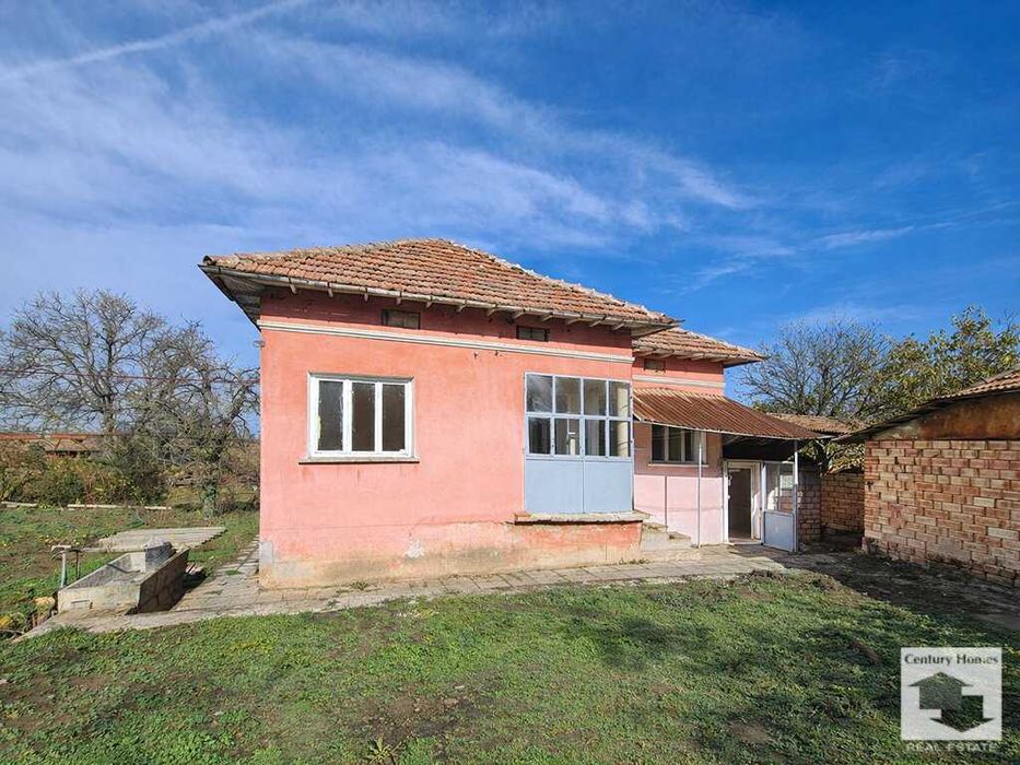 140329 Къща с равен двор и кладенец, в добро състояние, в с. Дъскот