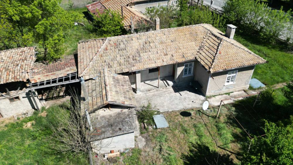 Тухлена къща в центъра на с. Здравец - 8670