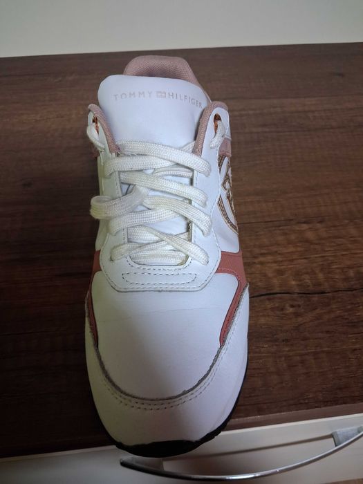 Продавам дамски маратонки Tommy Hilfiger