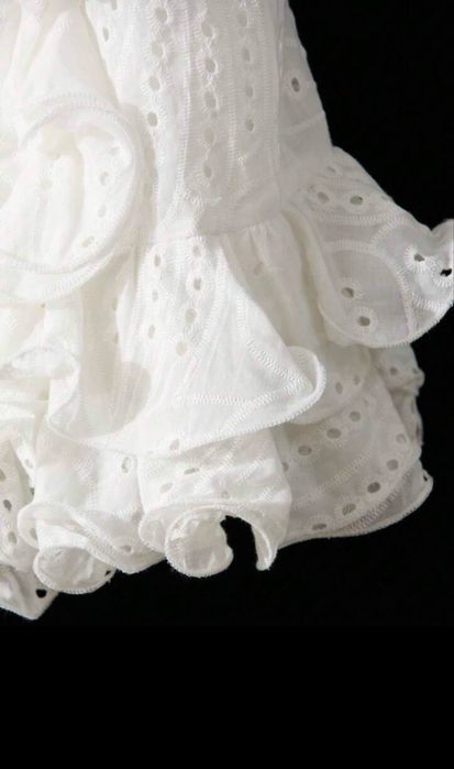 Стилна бяла рокля