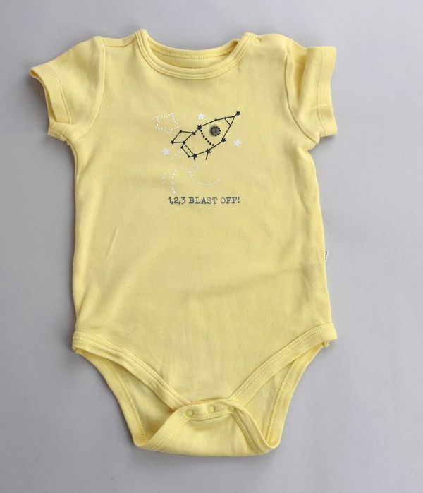 Лот от красиви бебешки дрешки от органичен памук на различни брандове.